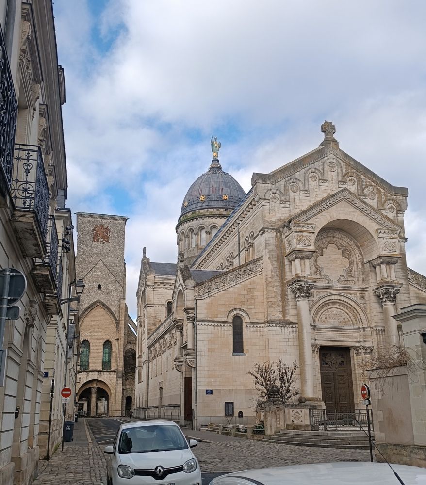Photo d'un bâtiment catholique imposant 