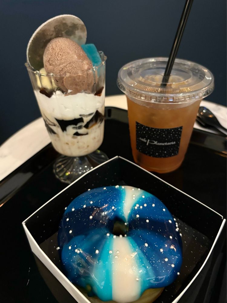 cafe planetaria Tokyoのパフェ・ムーン、オリジナルティー（starry Tokyo）とギャラクシードーナツ