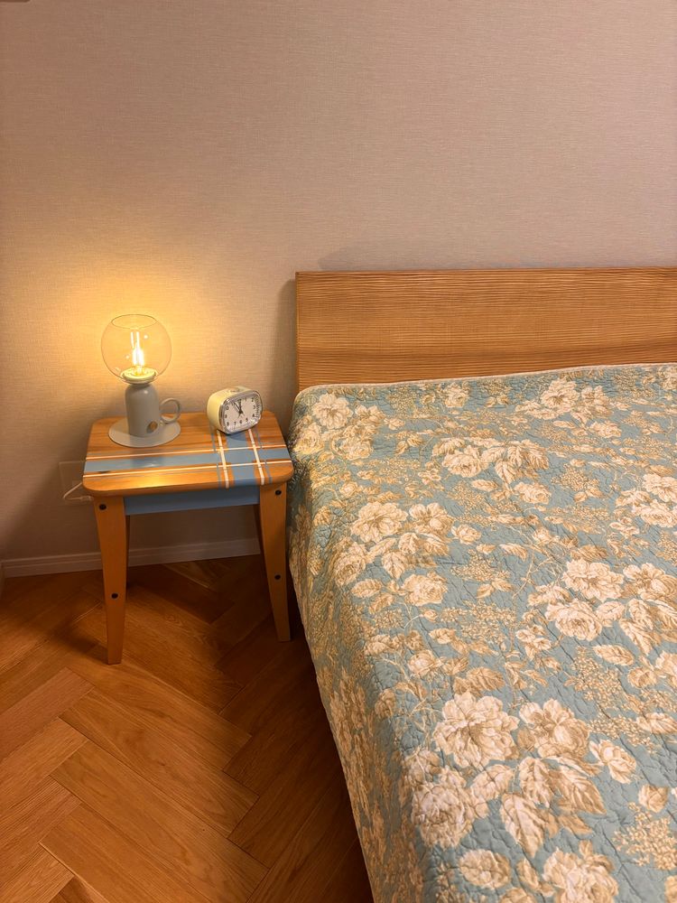 サイドテーブルがないのでスツール（仮置き）