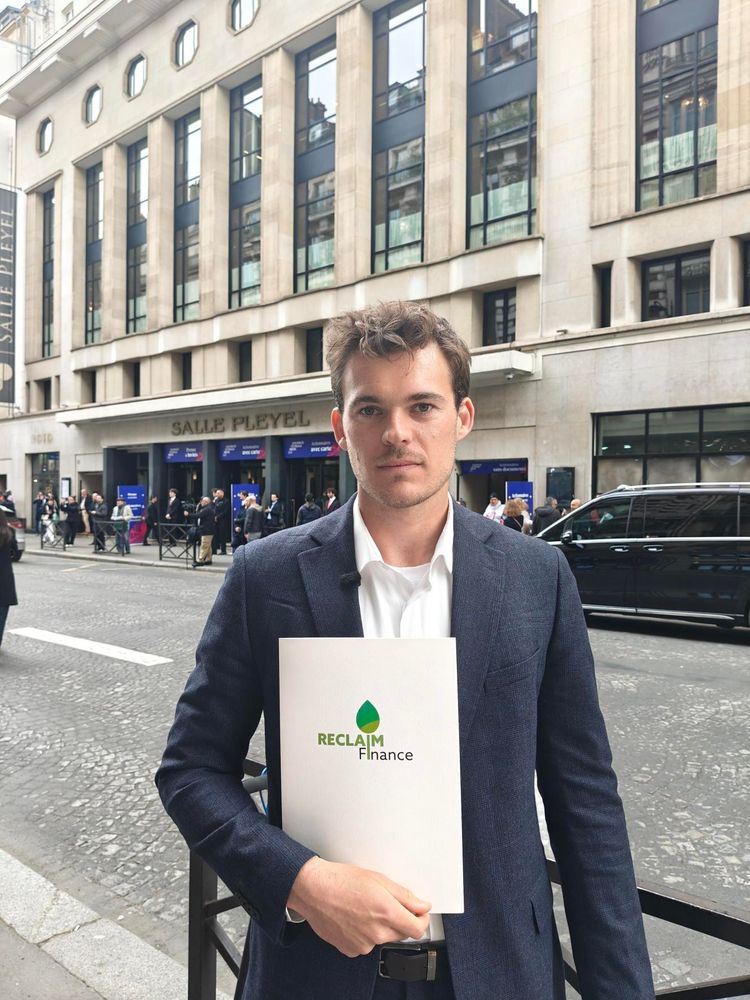 Ariel Le Bourdonnec, chargé de campagne assurance chez Reclaim Finance, devant la salle Pleyel où s'est tenue l'assemblée générale 2025 d'AXA.