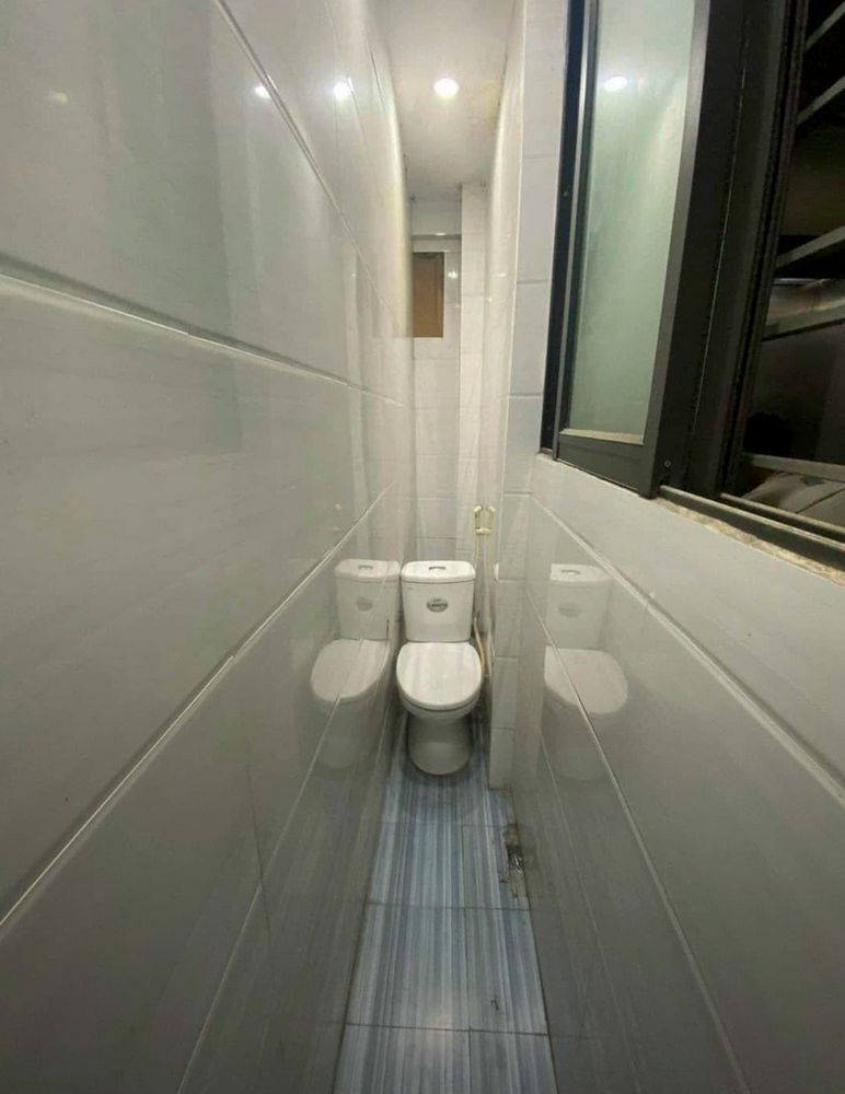 The bathroom is so narrow, but only the toilet can fit in it. 