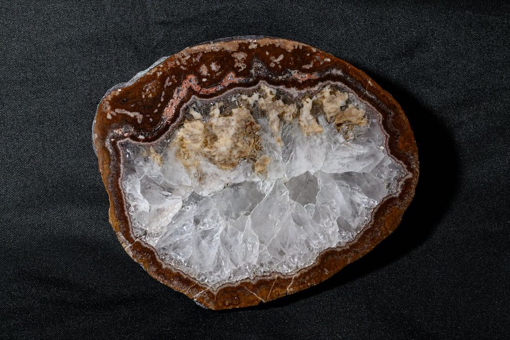 Agate druse, basalt, "melaphyr", 290 million years, Permian, Waldhambach, Germany, shot with a Nikon Z fc with a Nikkor Z MC 50 mm 1:2.8, auto focus. Width of the druse is about 10 cm.