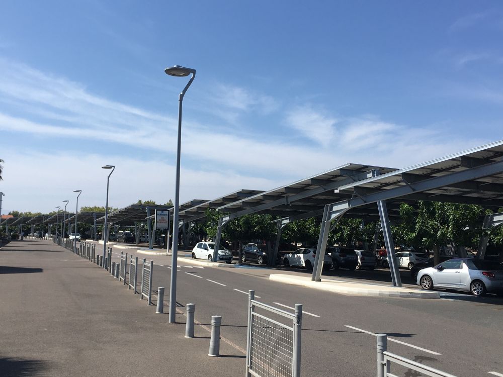 Parkplatz in Südfrankreich vor einem Supermarkt. Überdacht mit Solarpanelen