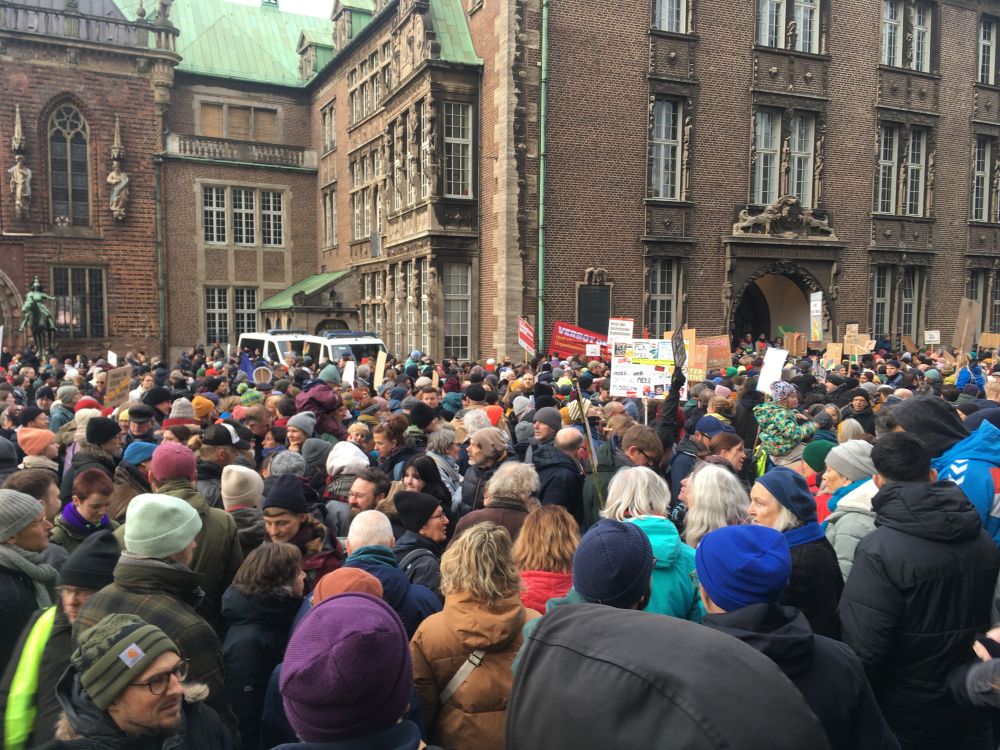 Bild aus Bremen mit ganz vielen Menschen bei einer Demo anfang 2024 