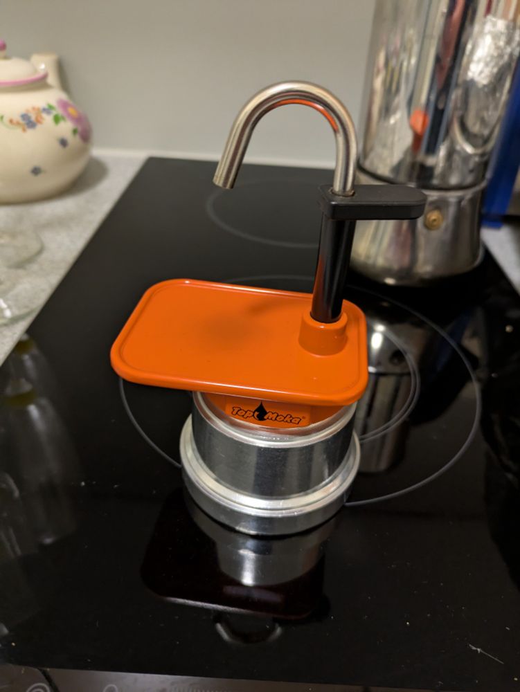 Bialetti mocca Maschine, anstatt des oberen Behälters hat sie eine Abstellfläche für eine Espresso Tasse und einen gebogenen Auslauf.