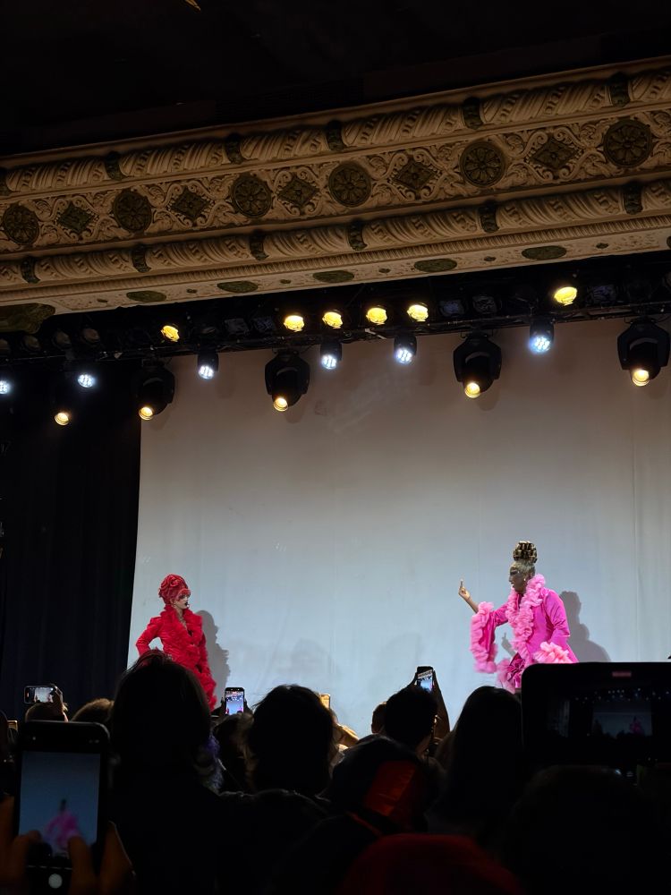 Kori King flipping off Suzie Toot