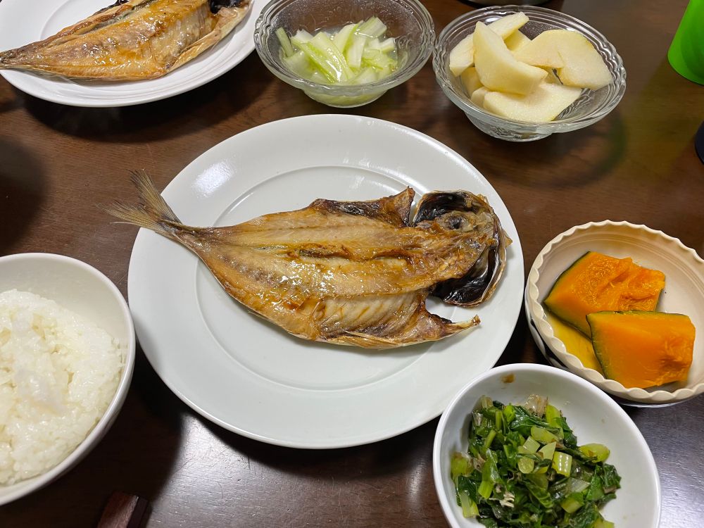 ごはん、アジの開き、大根葉のおかか和え、カボチャの煮物、セロリの白キムチ漬け、洋梨
な食卓