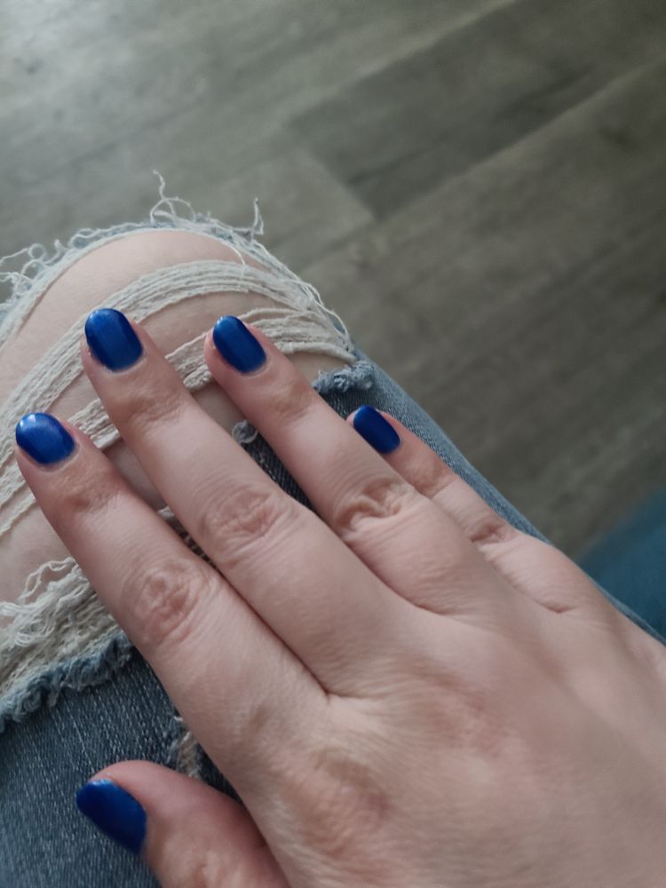 Right hand manicure in sparkly navy