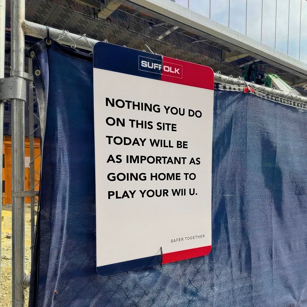 Foto de un cartel en una valla de obra que dice: “NOTHING YOU DO ON THIS SITE TODAY WILL BE AS IMPORTANT AS GOING HOME YO PLAY YOUR WII U”. 

Fuente: https://twitter.com/eStarland/status/1950648123270787258