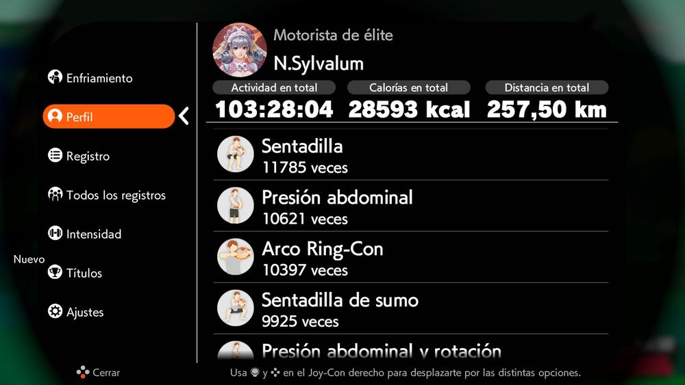Captura del videojuego "Ring Fit Adventure" en la que salen diversos stats de mi partida, como 103 horas de actividad física, 28500 calorías y 257 kilómetros recorridos en total. También aparece que he hecho 11700 sentadillas, 10600 veces de presión abdominal, 10300 de arco Ring-Con y 9900 sentadillas de sumo.