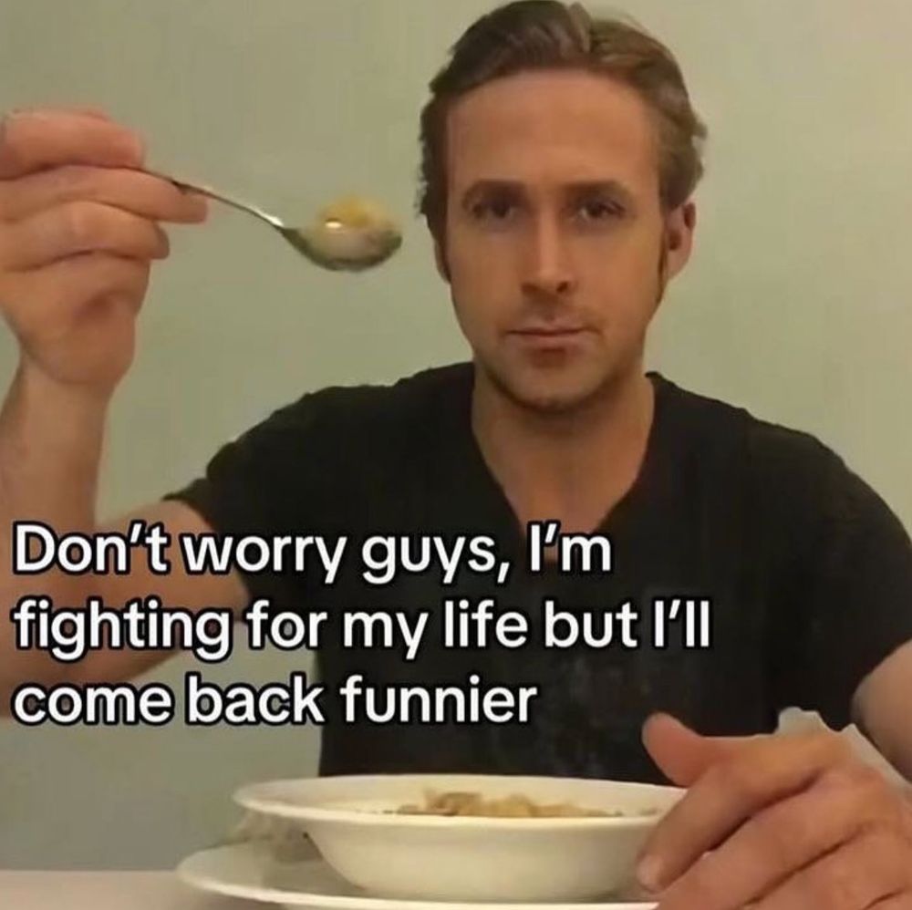 Formato meme de un tío mirando a cámara tomando una sopa sosteniendo en alto la cuchara. Le acompaña un texto que dice: “ Don't worry guys, l'm fighting for my life but l'Il come back funnier”. 