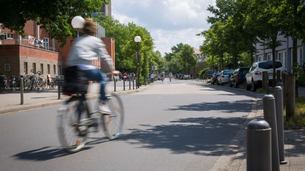 Symbolbild: Radfahrerin auf dem Campus Süd des KIT