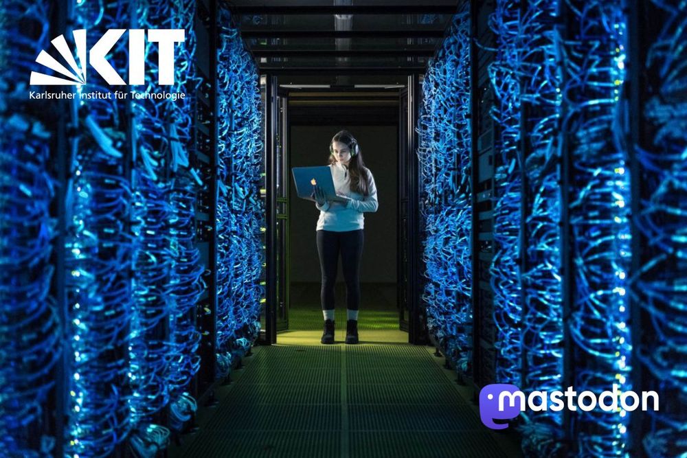Symbolbild: Logos von KIT und Mastodon, Bildmotiv: Junge Frau mit Notebook zwischen Serverschränken