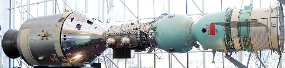 En 1975, Apollo-Soyouz marque la fin des tensions entre les USA et l'URSS dans la course à l'espace.

Les 2 vaisseaux se rencontrent et s’amarrent dans l'espace à l'aide d'un "adaptateur", les astronautes font ensuite la navette entre les 2 habitacles.