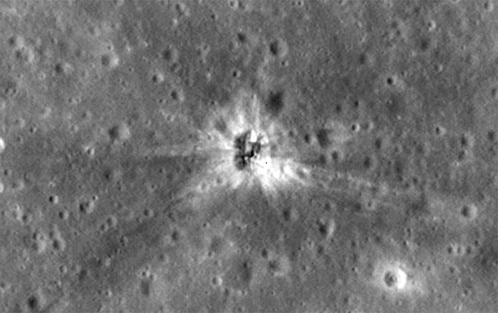 L'impact à la surface lunaire du 3éme étage de la Saturn V ayant servi pendant la mission Apollo 16, par le Lunar Reconnaissance Orbiter (LRO).

CREDIT : NASA