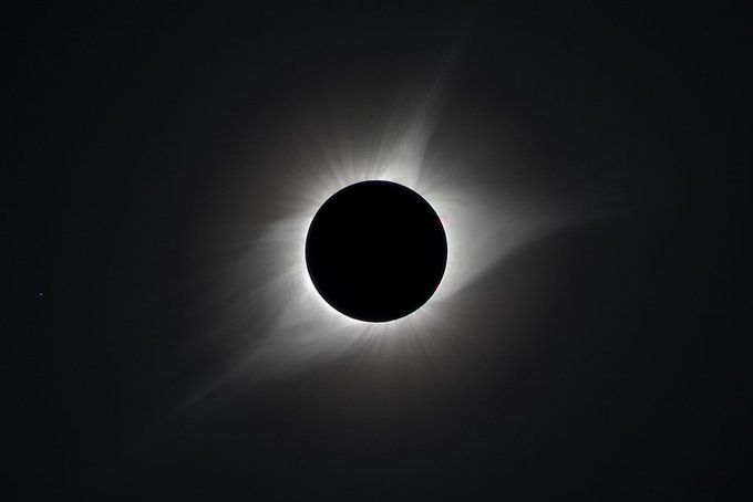 Par un heureux hasard le Soleil est ~400 fois plus grand que la Lune, mais il est également ~400 fois plus loin par rapport à la Terre.

Du coup dans le ciel les astres ont une taille quasi similaire, ce qui permet notamment les éclipses !