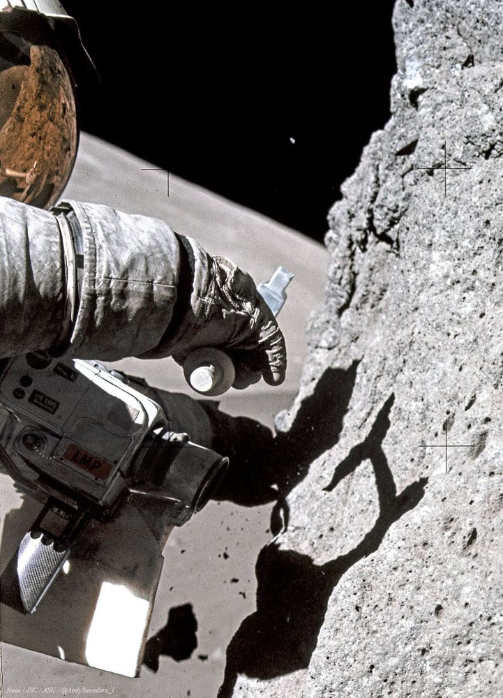 L'astronaute Jack Schmitt entrain d'extraire une roche lunaire pendant la mission Apollo 17 en décembre 1972.

CREDIT : NASA