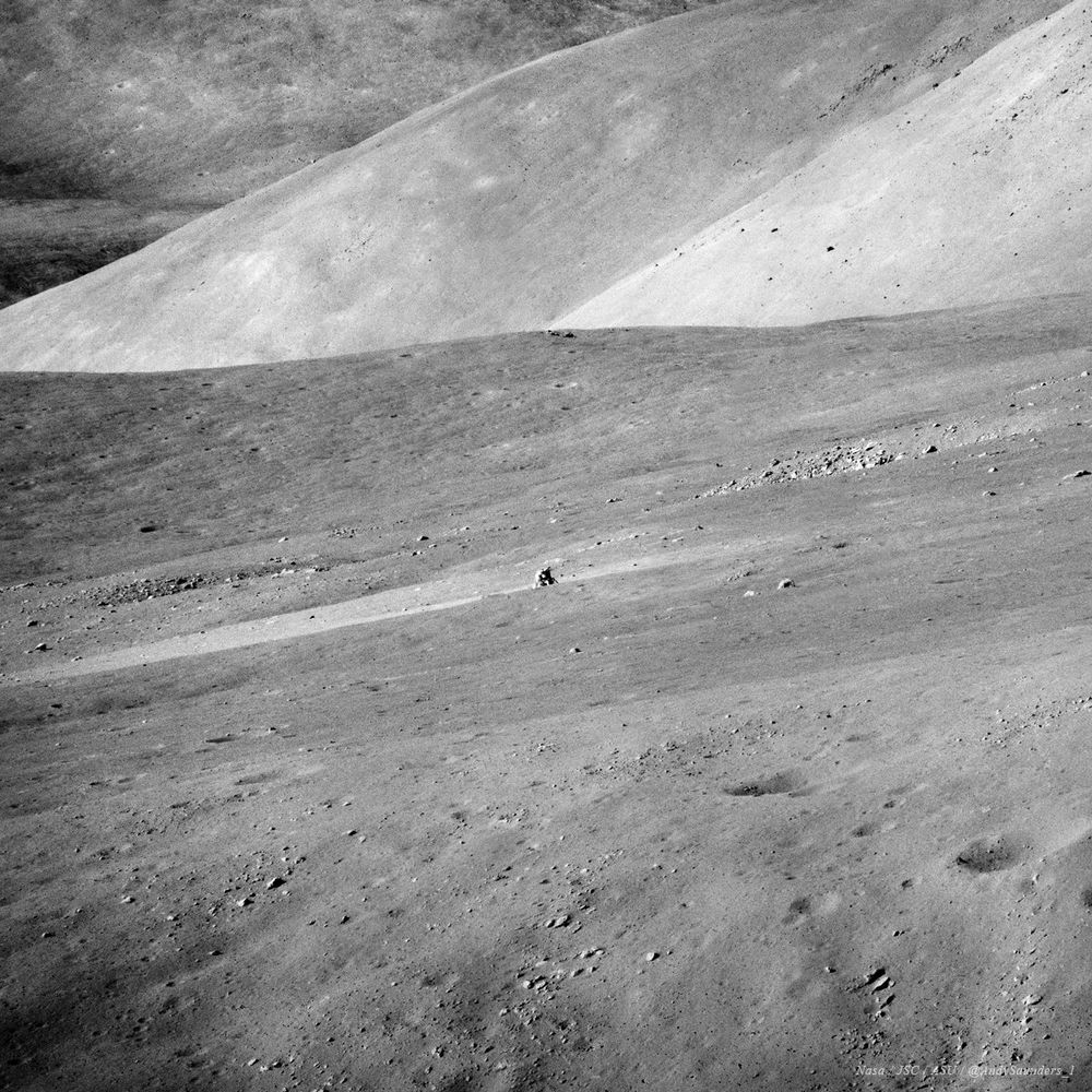 Le module lunaire Challenger de la mission Apollo 17, capturé à 3,2 km de distance avec un objectif de 500mm.

Le panorama est juste splendide !

CREDIT : NASA