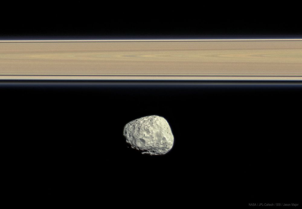 Voici la petite (mini) lune de Saturne, Janus (97km x 95km x 77km) photographiée par l'orbiteur Cassini.

Elle mesure environ 5% de la taille de notre Lune !

CREDIT : NASA