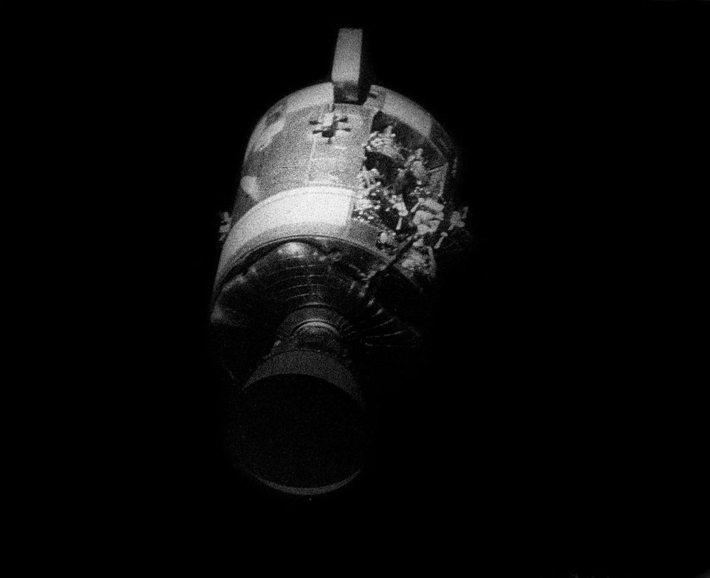 Le module de service endommagé de la mission Apollo 13 photographié peu après son largage.

CREDIT : NASA