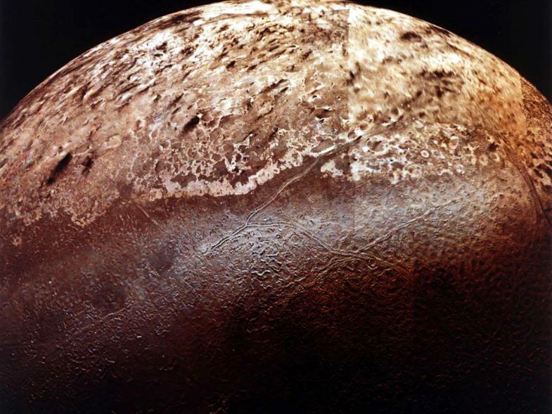 Mosaique d'images de Triton, plus gros satellite de Neptune, par Voyager 2.

CREDIT : NASA