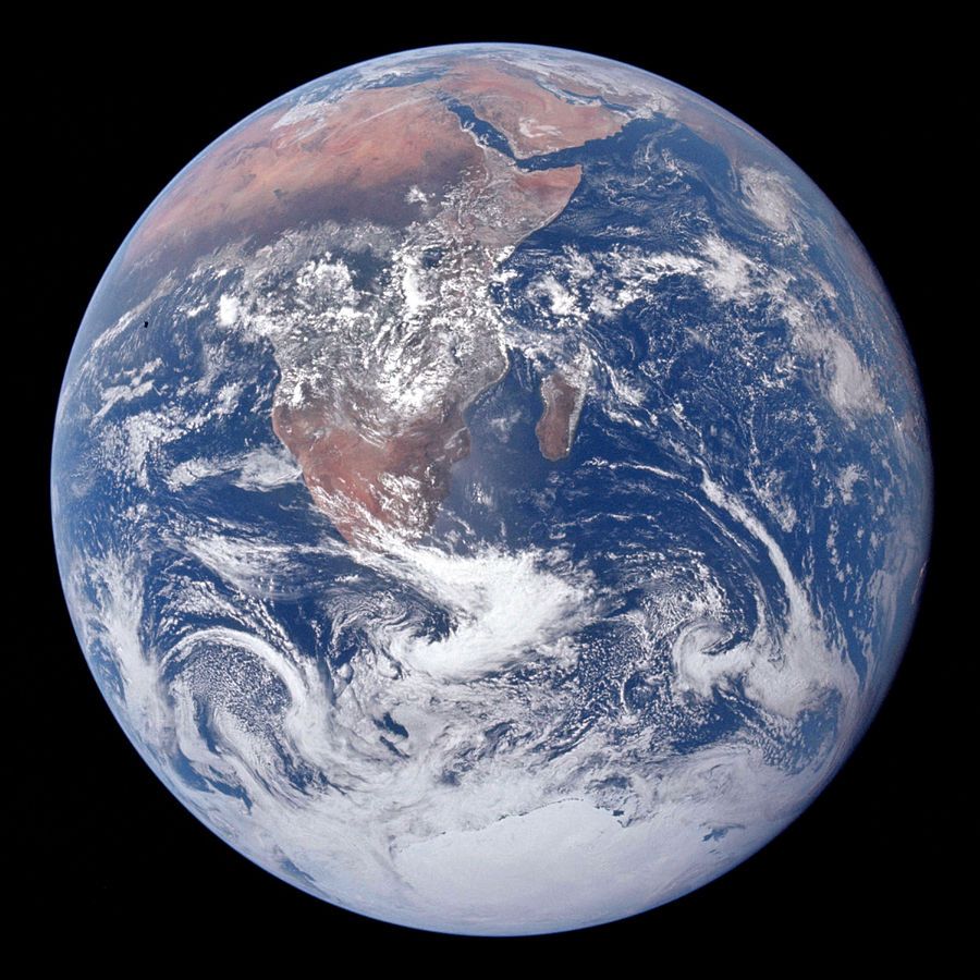 Le mot planète vient du latin "planeta", qui vient lui-même du grec "planêtês" signifiant : errant vagabond.

Dans l'antiquité, on appelait "planète" un astre errant par opposition aux étoiles fixes. 

Il est apparu en Français au cours du 12ème siècle.