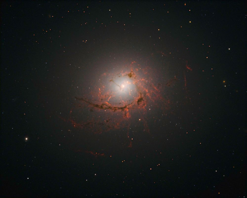 La vaste galaxie elliptique NGC 4696 située dans la constellation du Centaure à environ 135 millions d'années-lumière de la Voie lactée, par Hubble en 2016.

CREDIT : NASA / ESO
