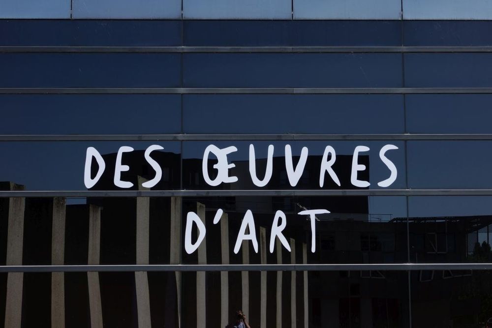 picture of the front of a museum with inscription "art objects"