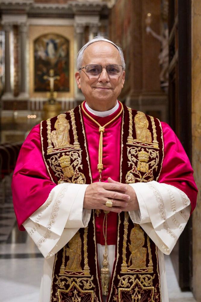 Pope Leo in fancy red and gold vestments.