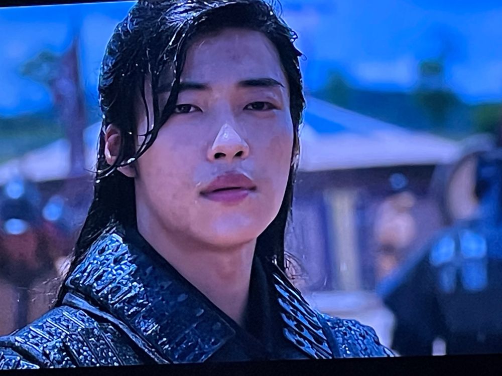 Nam Seon-ho stands in the rain, staring longingly into the distance like he knows Seo Hwi is out there in episode 3 of My Country: The New Age. 