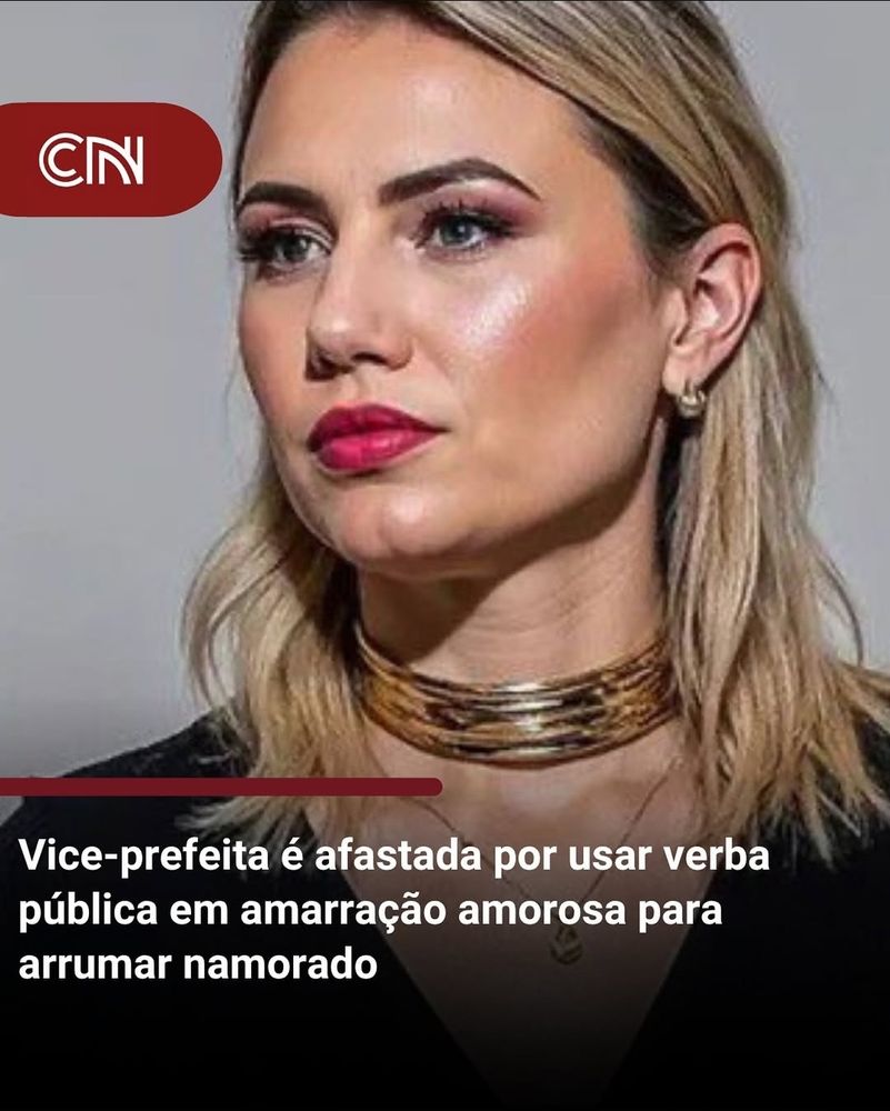 notícia "vice-prefeita é afastada por usar verba pública em amarração amorosa para arrumar namorado". atrás de uma foto de uma mulher branca loira loirosa com maquiagem full glam e lábios rosa pink e choker dourada