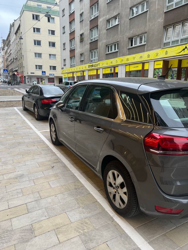 2 Autos auf frisch markierten Stellplätzen in der Stumpergasse 