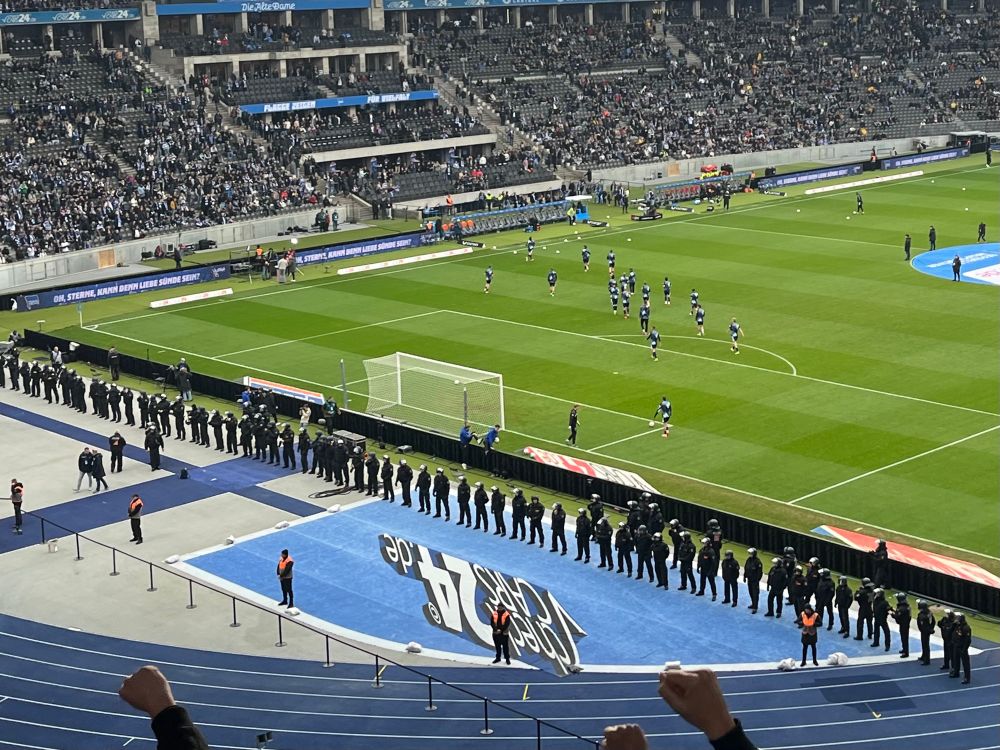 hundertschaft behelmte riot cops vor dem spielfeld im stadion 