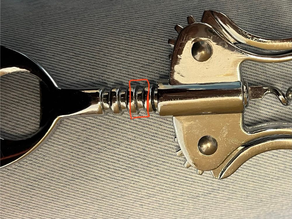 foto ausschnitt korkenzieher, das gewinde markiert