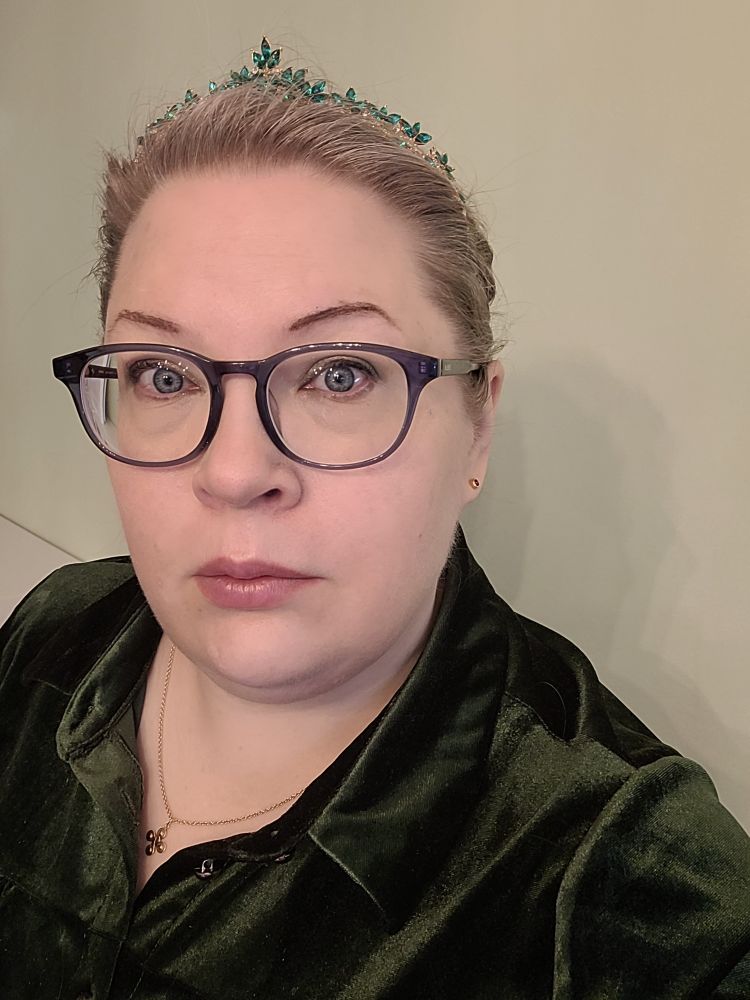 Selfie sammalenvihreässä samettipaidassa. Hiusten seasta pilkottaa vihreä tiara.