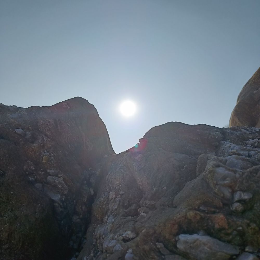 Die Sonne, umgeben von zwei Seiten desselben Felsens