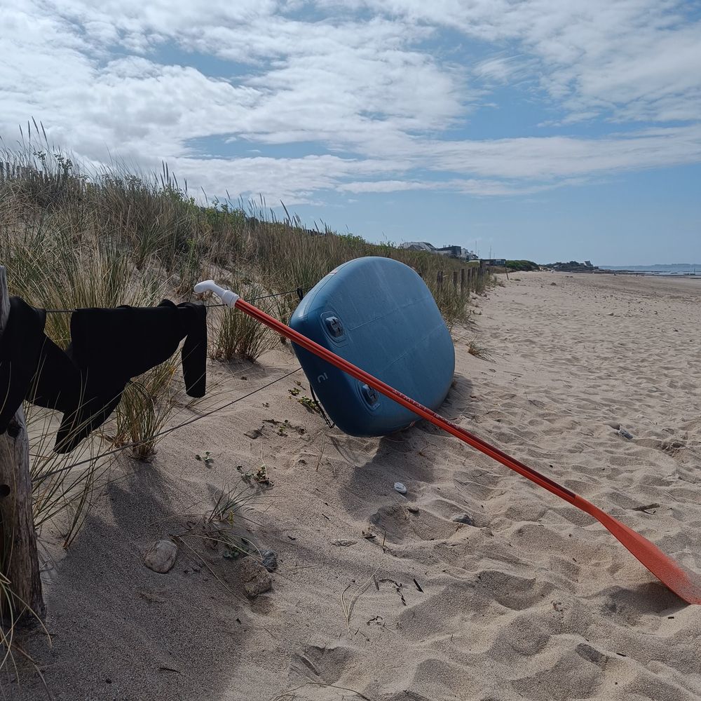 ein Zaun mit der gesamten notwendigen Ausrüstung zum Paddleboarding