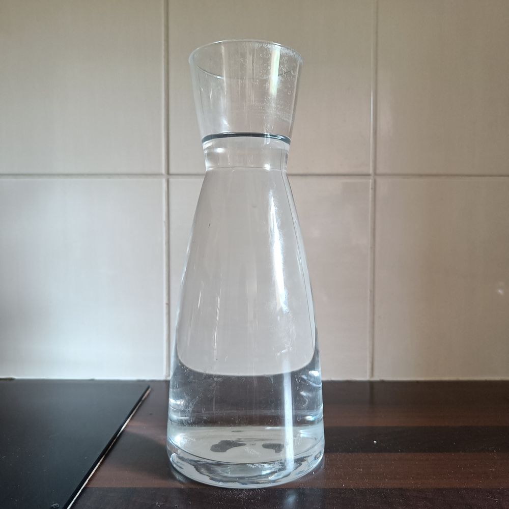 Eine Karaffe Wasser.