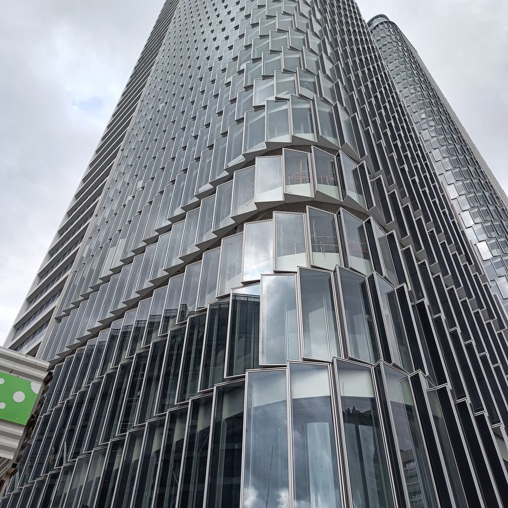 ein Bürogebäude im Pariser Stadtteil La Défense mit teilweise verdeckten Fenstern