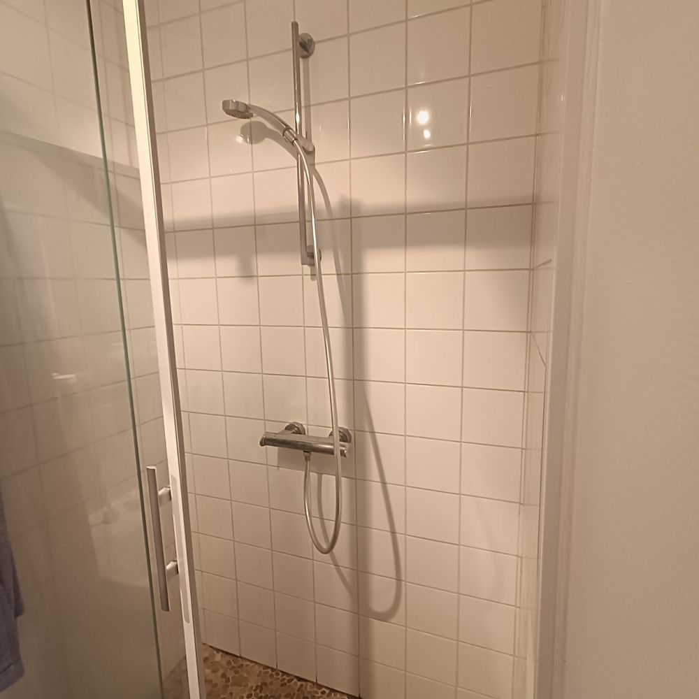 Eine Duschkabine.