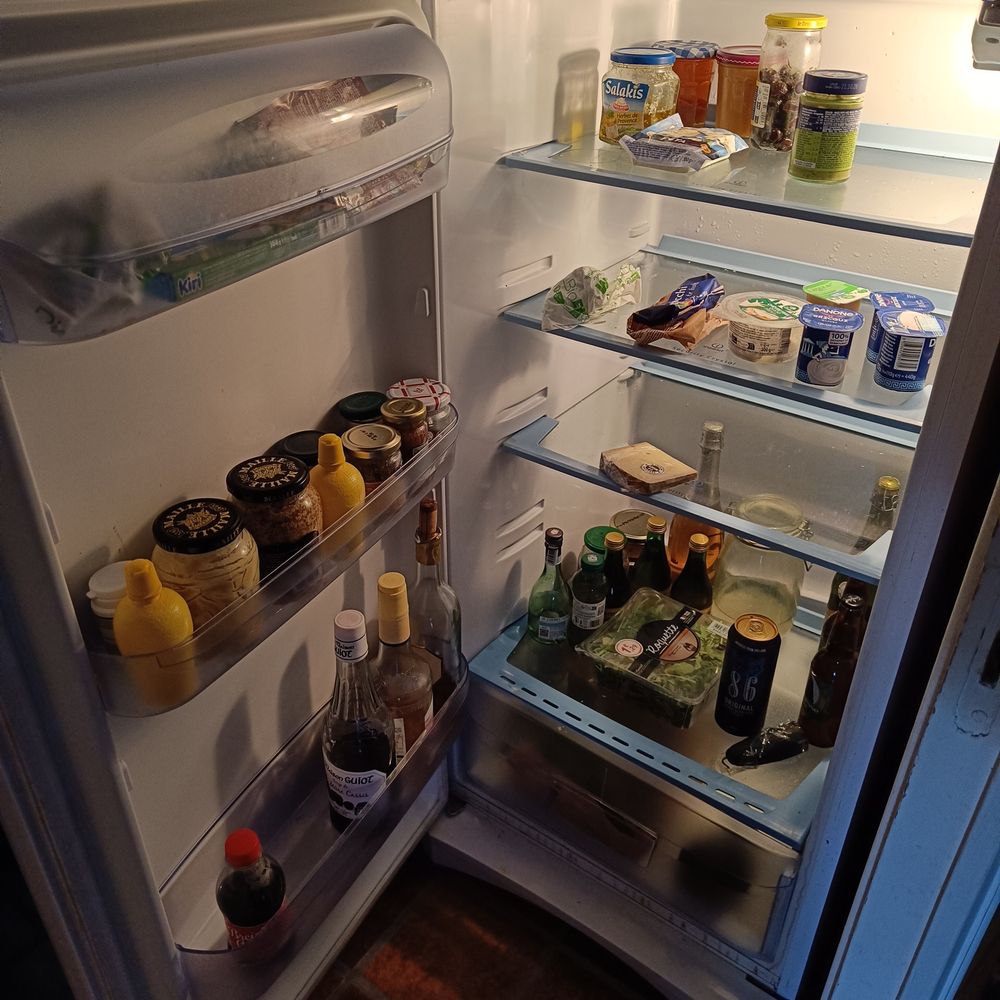 ein Kühlschrank mit offener Tür