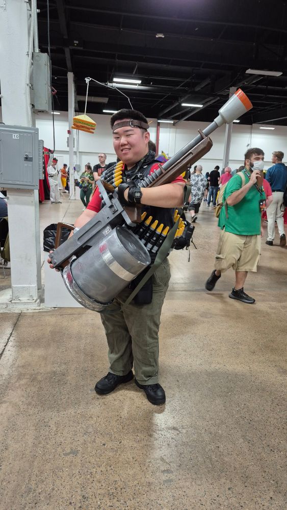 Heavy Weapons Guy cosplay.