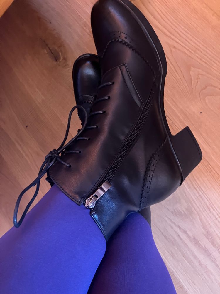 Meine Beine. Lila Strumpfhose und schwarze hohe Schuhe.