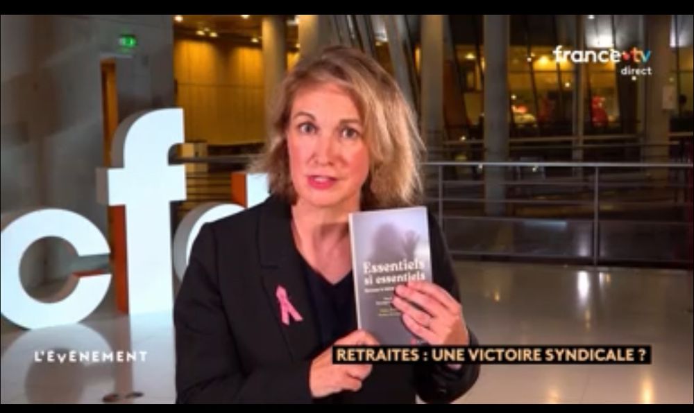 Marylise Léon avec le livre Essentiels si essentiels 