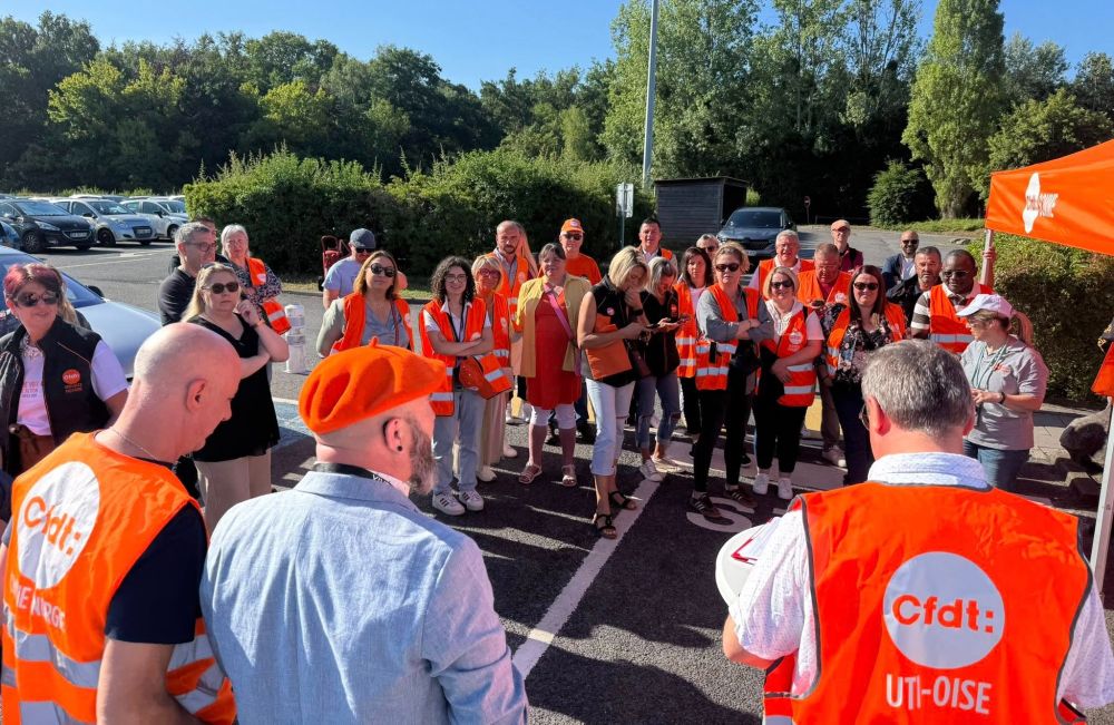 Ensemble de militants habillés aux couleurs CFDT