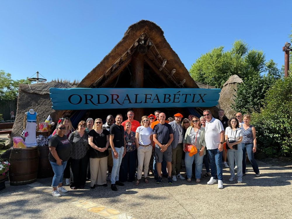 Photo de groupe militants CFDT avec Marymise Léon