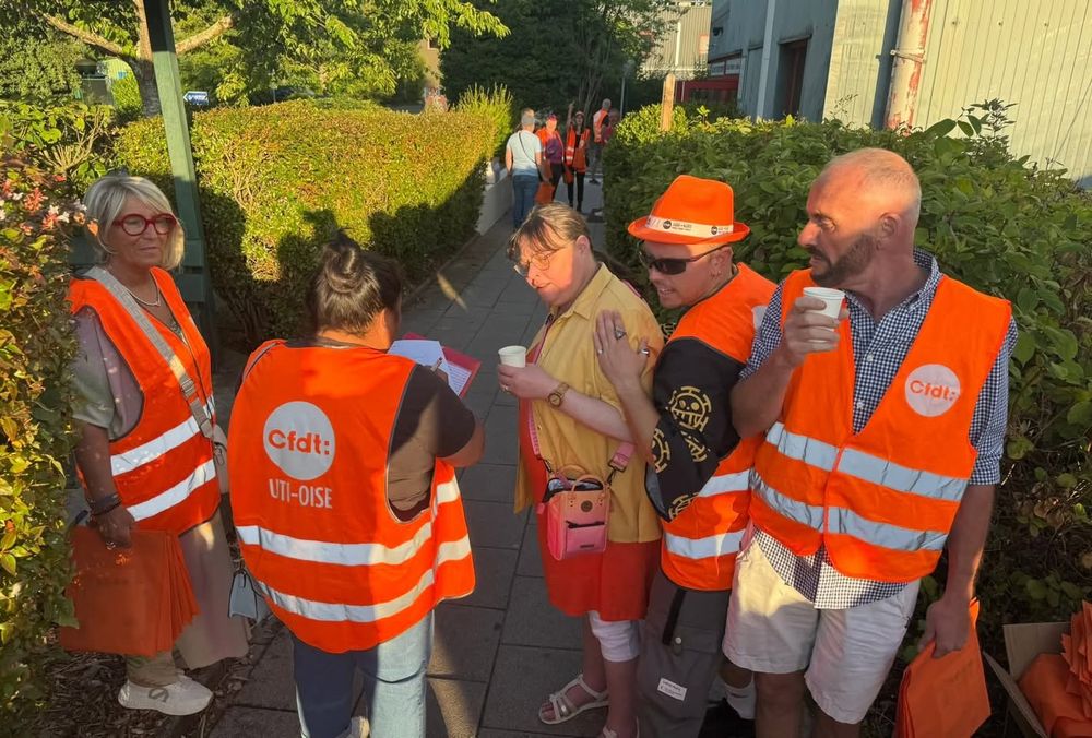 Une militante CFDT échange avec une salariée du parc Astérix