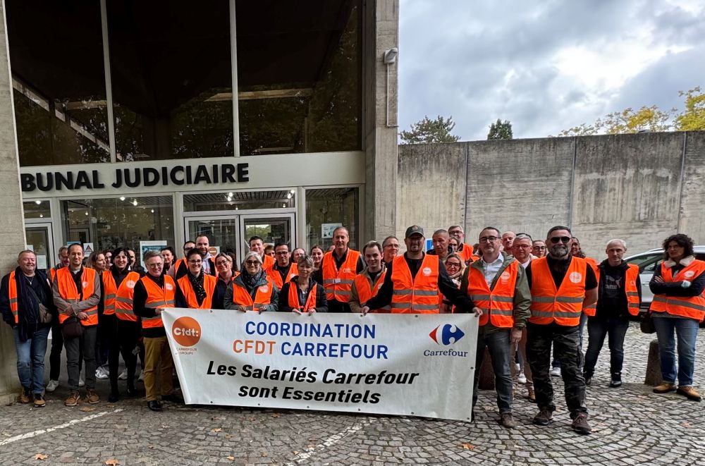 Militants CFDT Carrefour derrière une banderole CFDT avec inscrit "Les salariés sont essentiels"