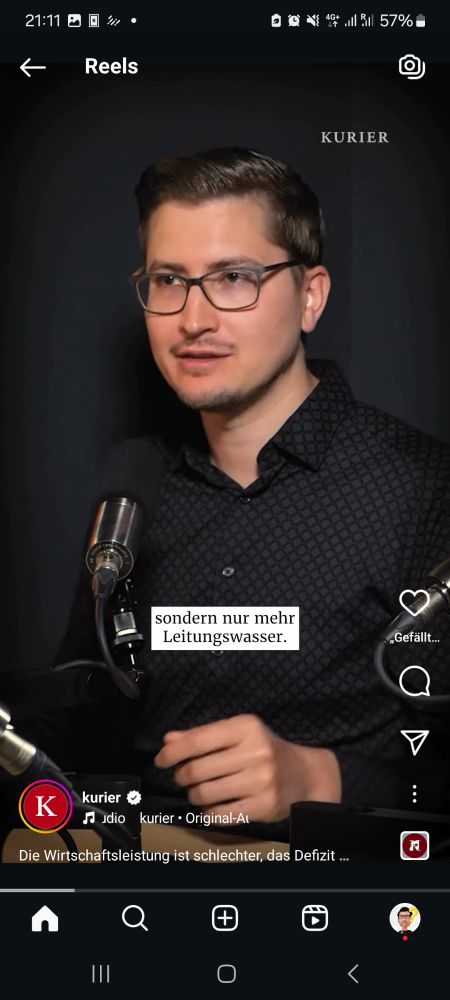 Reel vom Kurier auf Instagram vom 2. April. Ein Innenpolitikredakteur erzählt auf die Frage, wie Österreich sparen soll, dass bei Meetings Start Fruchtsaft in Glasflaschen auf Leitungswasser gesetzt werden soll.
