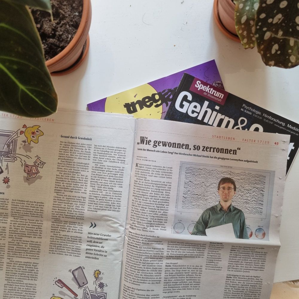 coffee table, auf dem eine aufgeschlagene Wochenzeitung im Hochformat liegt. Auf der rechten Seite ist ein Interview zu sehen. Betitelt "Wie gewonnen, so zerronnen". Auf dem Beitragsbild ist ein Mann in grünen Hemd vor wellenartigen Hirnströmen zu sehen. 